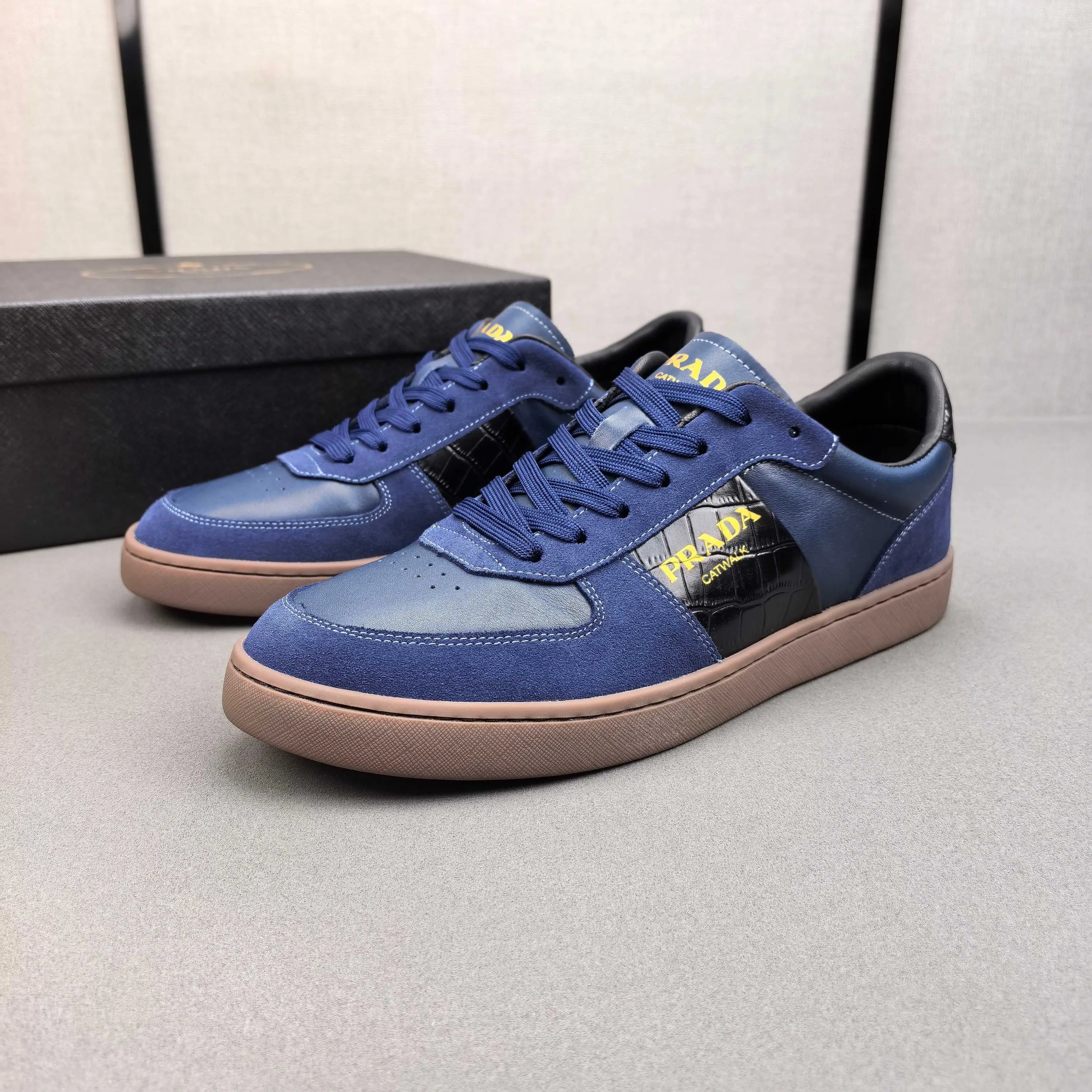 PP400👟👟👟Prada set off the audience! Prada, an international brand that is constantly innovating, this men's casual shoe, the original version, made of cowhide leather at a ratio of one to one at the store, with leather feet and rubber non-slip outsole, breathable and comfortable, quality speaks for itself👄38-44